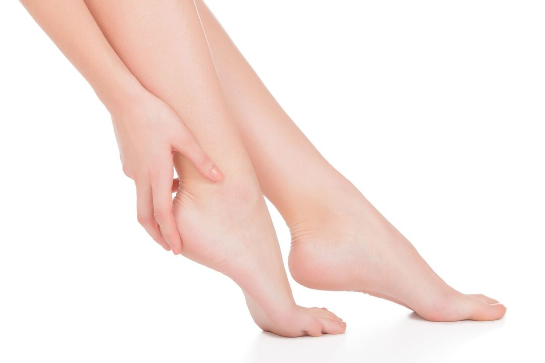 Zdrowe ramiona i nogi po leczeniu kremu demiksilowego grzyba